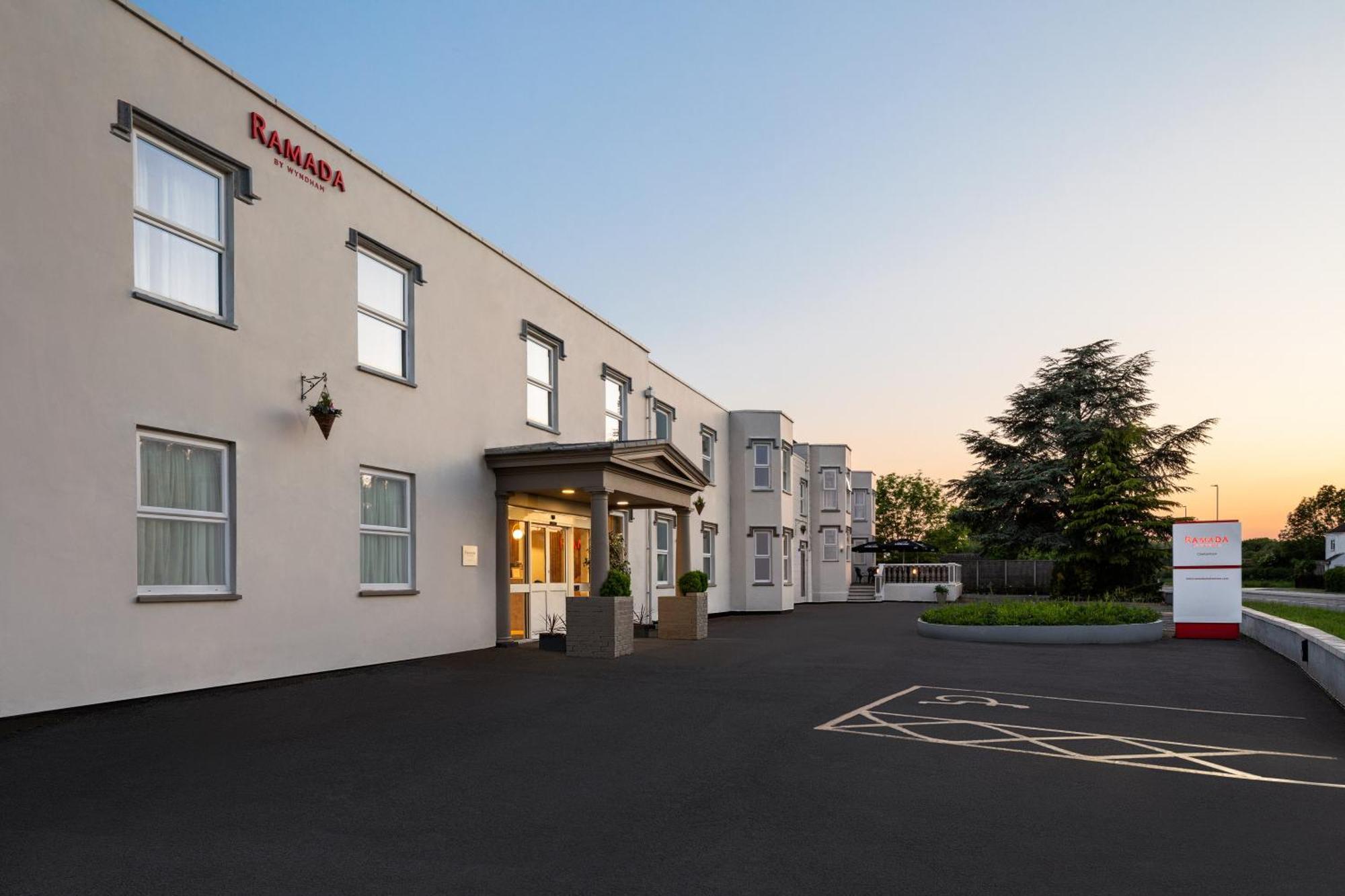 Ramada By Wyndham Cheltenham Golden Valley Exterior foto