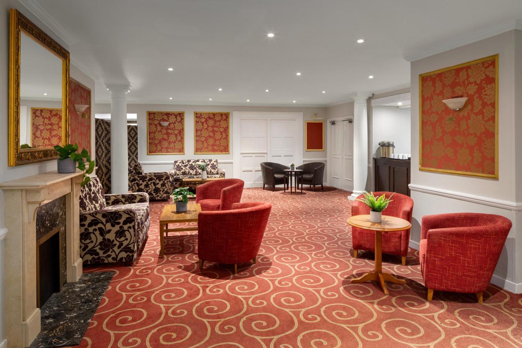 Ramada By Wyndham Cheltenham Golden Valley Exterior foto