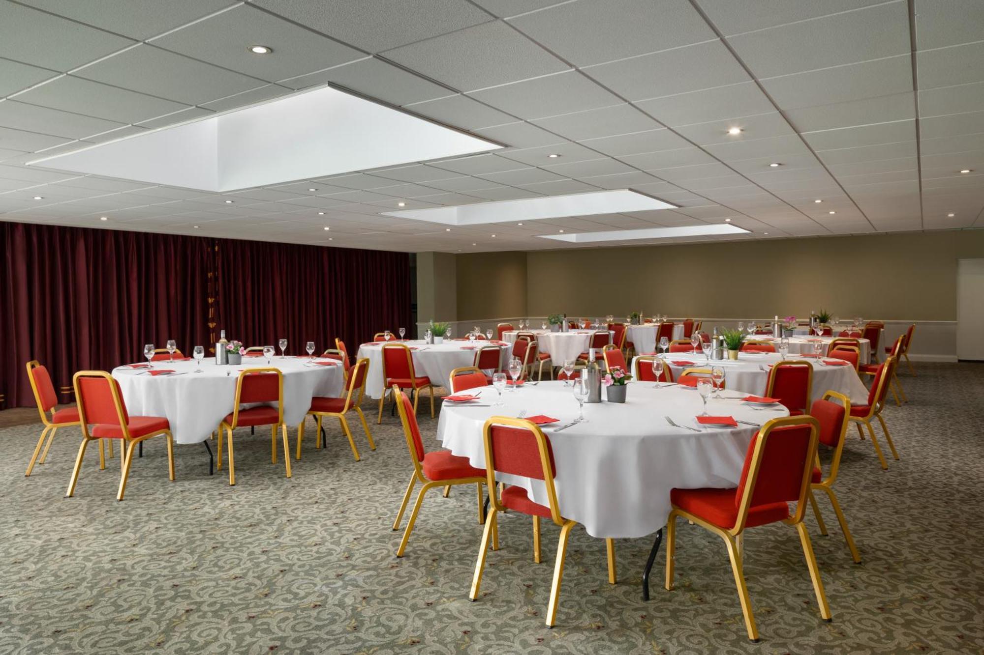 Ramada By Wyndham Cheltenham Golden Valley Exterior foto