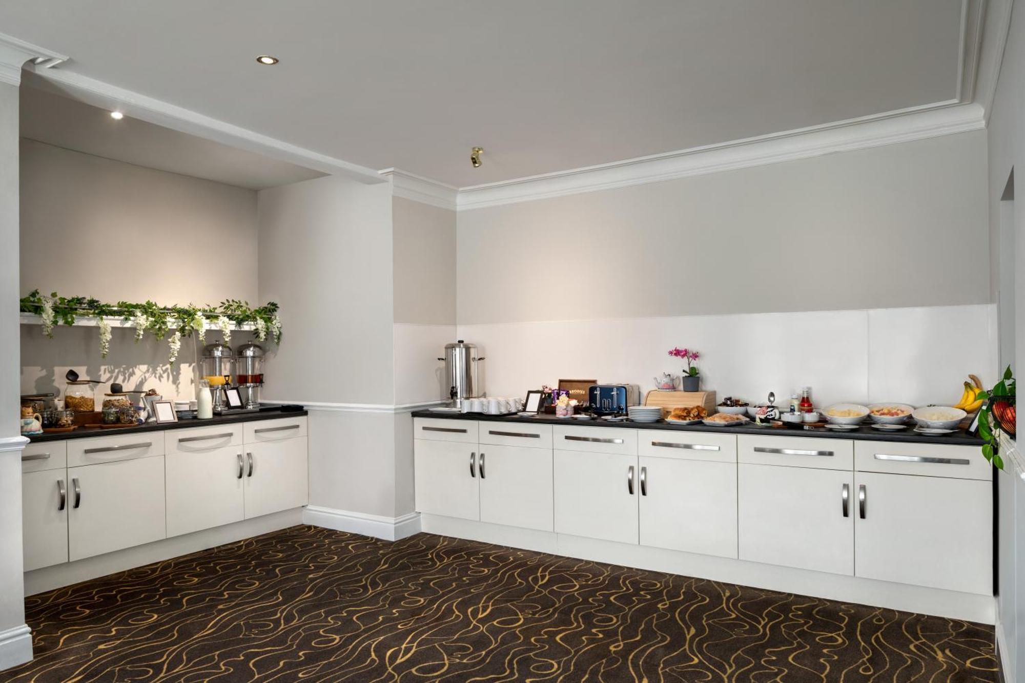 Ramada By Wyndham Cheltenham Golden Valley Exterior foto