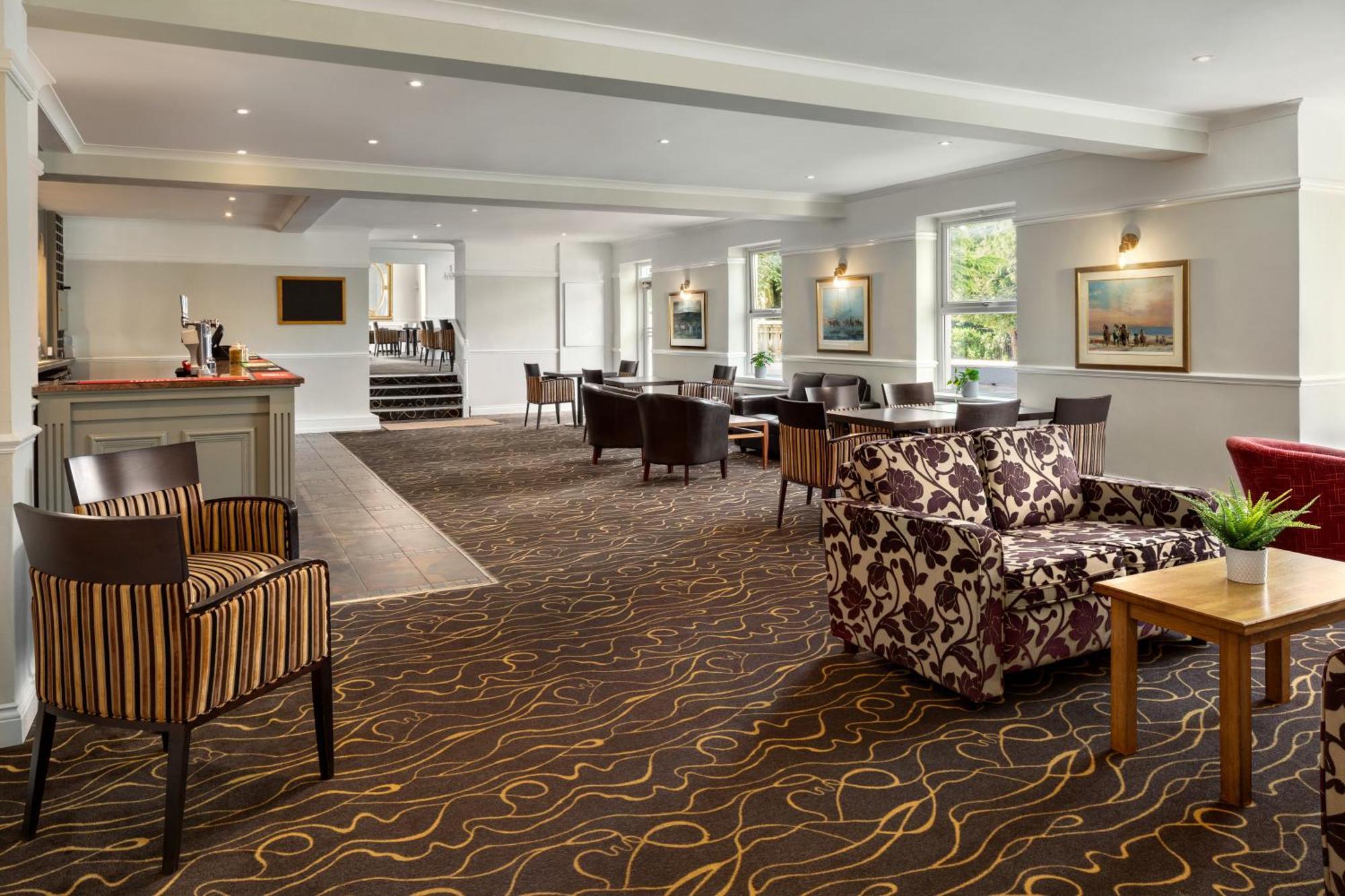Ramada By Wyndham Cheltenham Golden Valley Exterior foto
