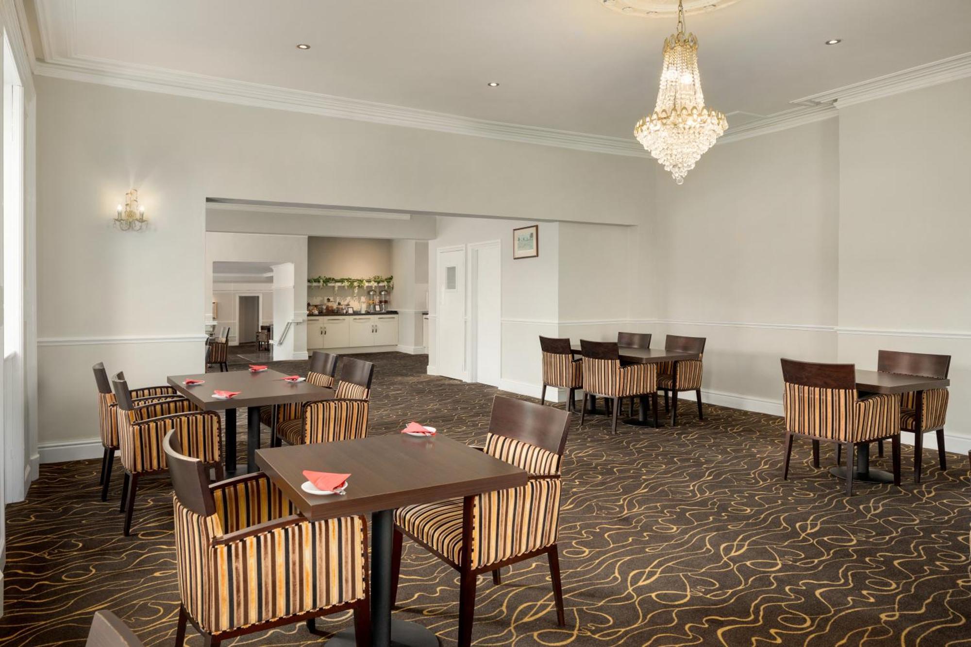 Ramada By Wyndham Cheltenham Golden Valley Exterior foto