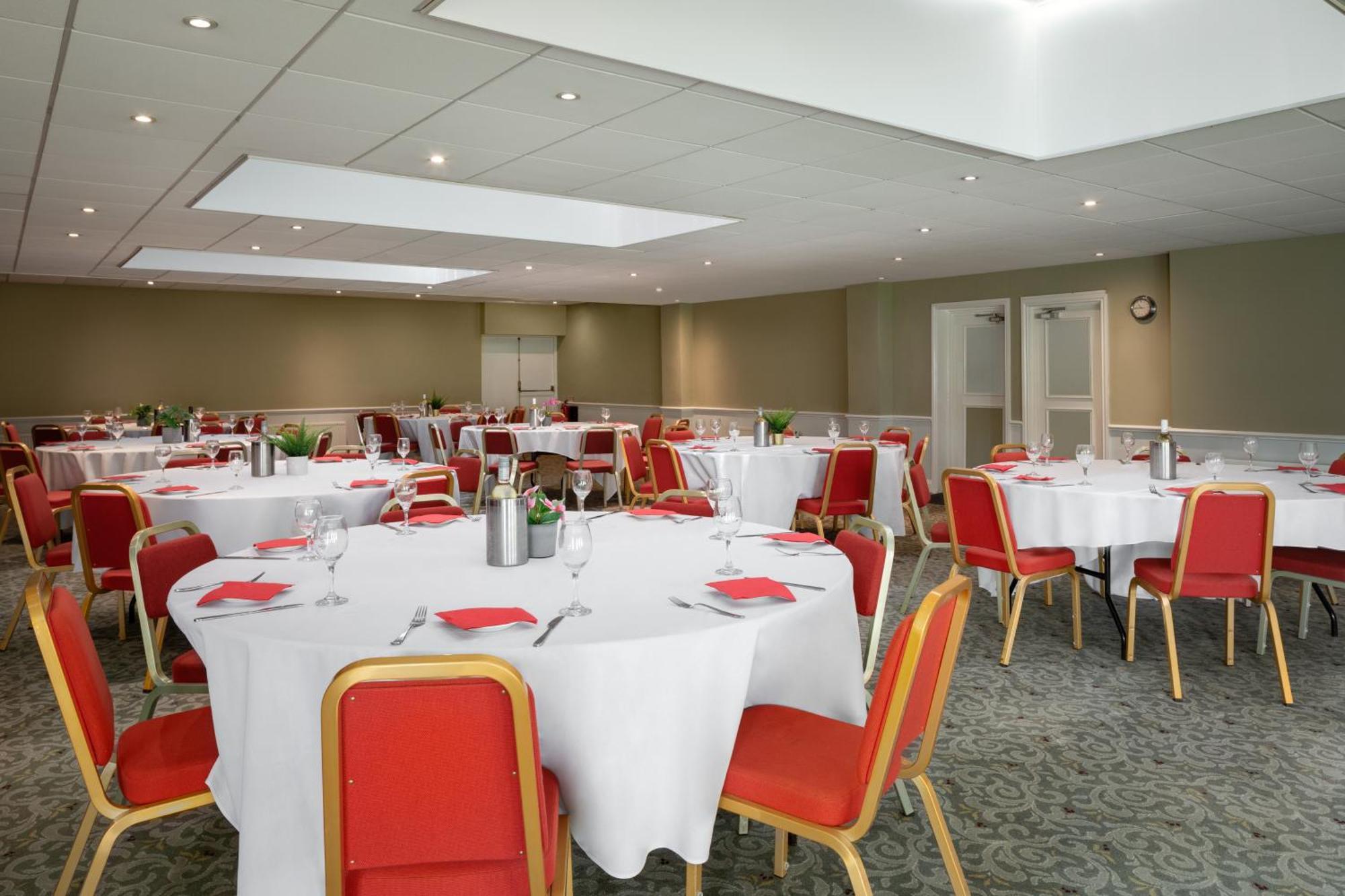 Ramada By Wyndham Cheltenham Golden Valley Exterior foto